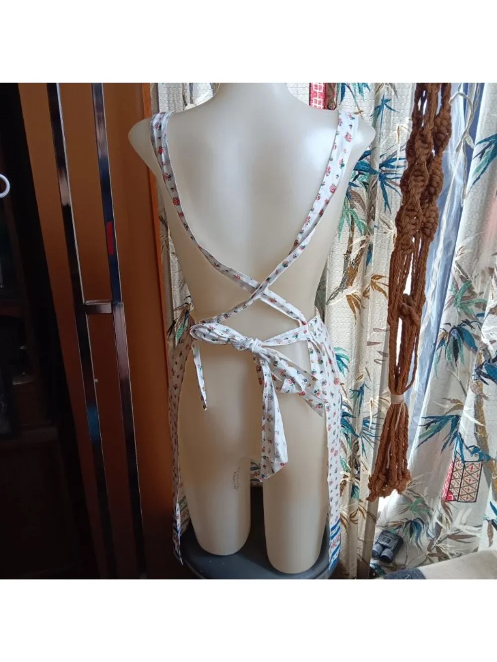 True Vintage 1950's Full Kitchen Cotton Apron Crisscross Straps Pocket Linen